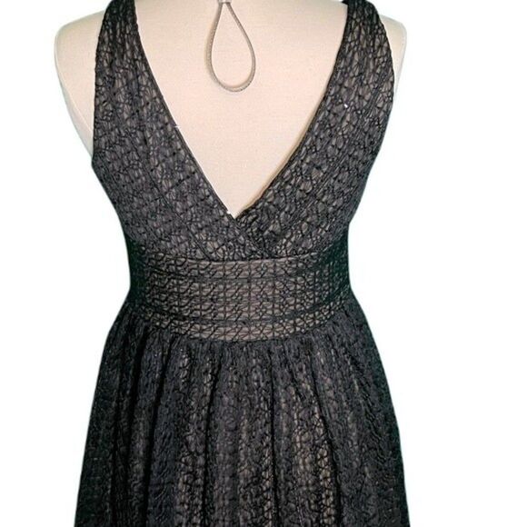 Maggie London - Picture 6 of 7